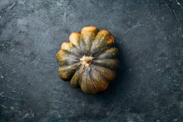 Karanlık arka planda organik sonbahar balkabağı. Üst Manzara. Uzayı kopyala Sonbahar hasat fuarı. Şükran Günü. Altın sarısı sonbahar