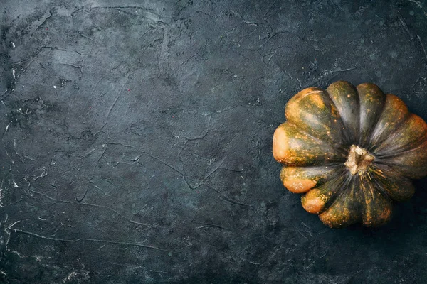 Siyah arka planda organik balkabağı. Üst Manzara. Düz yatıyordu. Reklam için yer ayır. Sonbahar hasat fuarı. Şükran Günü. Altın sarısı sonbahar