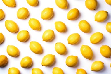 Bağışıklık sistemi güçlendirici, alkalin diyeti. Beyaz arka planda izole edilmiş taze limon deseni. Üst Manzara. Düz yatıyordu. Turunçgil meyvesi. Sağlık için vitaminler. Vejetaryen diyeti için liposomal C vitamini..