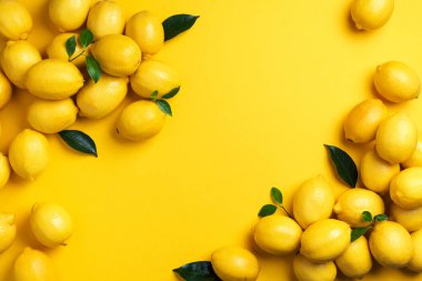 Sarı arka planda limon çerçevesi. Bağışıklık sistemi güçlendirici. Uzayı kopyala Üst Manzara. Düz yatıyordu. Turunçgil meyvesi. Sağlık için vitaminler. Vejetaryen alkalin diyeti için liposomal C vitamini..
