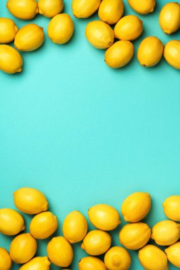 Mavi arka planda limon çerçevesi. Bağışıklık sistemi güçlendirici. Uzayı kopyala Üst Manzara. Düz yatıyordu. Turunçgil meyvesi. Sağlık için vitaminler. Vejetaryen alkalin diyeti için liposomal C vitamini..