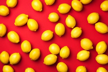 Bağışıklık sistemi güçlendirici. Kırmızı arka planda taze limon deseni. Uzayı kopyala Üst Manzara. Düz yatıyordu. Turunçgil meyvesi. Sağlık için vitaminler. Vejetaryen alkalin diyeti için liposomal C vitamini..