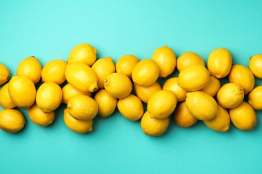 Bağışıklık sistemi güçlendirici. Mavi arka planda taze limon deseni. Uzayı kopyala Üst Manzara. Düz yatıyordu. Turunçgil meyvesi. Sağlık için vitaminler. Vejetaryen alkalin diyeti için liposomal C vitamini..