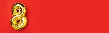 8 Mart. Mutlu Kadınlar Günü. Yaratıcı düzen. Altın folyo balon numarası ve rakam sekiz sekiz. Doğum günü tebrik kartı. Yıldönümü konsepti. Üst Manzara. Kırmızı zemin üzerinde altın sayı. Sayısal rakam