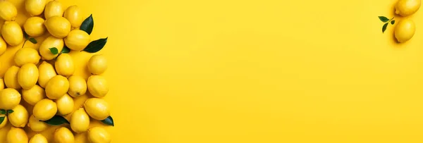 Sarı arka planda limon çerçevesi. Bağışıklık sistemi güçlendirici. Uzayı kopyala Üst Manzara. Düz yatıyordu. Turunçgil meyvesi. Sağlık için vitaminler. Vejetaryen alkalin diyeti için liposomal C vitamini..