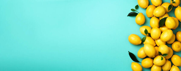 Рамка лимонов на синем фоне. Иммунная система усилителя. Принято. Вид сверху. Плоский лежал. Цитрусовые. Витамины для здоровья. Лимон для веганской, вегетарианской щелочной диеты.