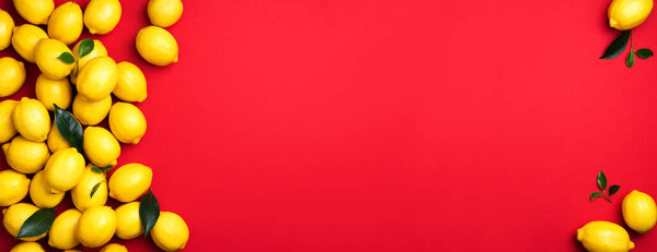 Рамка лимонов на красном фоне. Иммунная система усилителя. Принято. Вид сверху. Плоский лежал. Цитрусовые. Витамины для здоровья. Лимон для веганской, вегетарианской щелочной диеты.