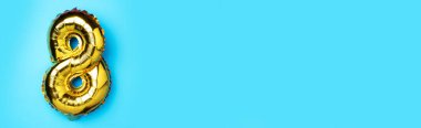 8 Mart. Mutlu Kadınlar Günü. Yaratıcı düzen. Altın folyo balon numarası ve rakam sekiz sekiz. Doğum günü tebrik kartı. Yıldönümü konsepti. Üst Manzara. Altın sayı mavi arkaplandan üstündür. Sayısal rakam