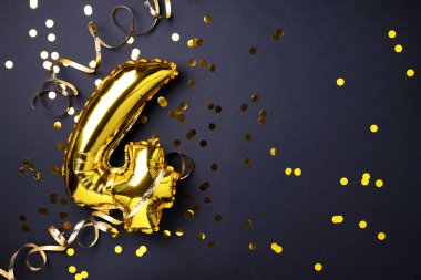 Altın folyo balon numarası ve 4 haneli rakam. Doğum günü tebrik kartı. Yıldönümü kutlaması. Pankart. Uzayı kopyala Şık altın rakamlı, açık renkli, parlak, siyah arkaplan. Sayısal rakam