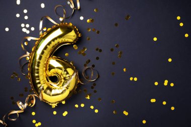 Altın folyo balon numarası ve altı haneli sayı. Doğum günü tebrik kartı. Yıldönümü kutlaması. Pankart. Uzayı kopyala Şık altın rakamlı, açık renkli, parlak, siyah arkaplan. Sayısal rakam