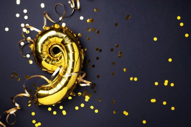 Altın folyo balon numarası ve 99. rakam. Doğum günü tebrik kartı. Yıldönümü kutlaması. Pankart. Uzayı kopyala Şık altın rakamlı, açık renkli, parlak, siyah arkaplan. Sayısal rakam