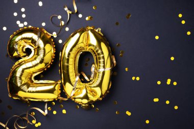 Altın folyo balon numarası, 20 haneli. Üzerinde 20 yazan doğum günü tebrik kartı. Yıldönümü kutlaması. Pankart. Altın rakamlı, siyah arkaplan. Sayısal rakam, ışık bokeh, parıltı