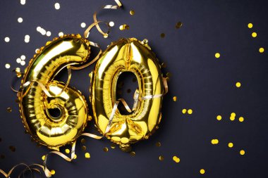 Altın folyo balon numarası, altmış basamaklı. Altmış yazılı doğum günü tebrik kartı. Yıldönümü kutlaması. Pankart. Altın rakamlı, siyah arkaplan. Sayısal rakam, ışık bokeh, parıltı