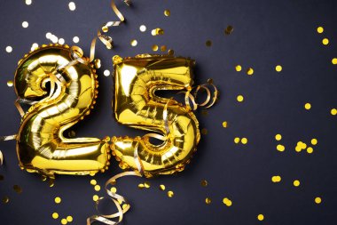 Altın folyo balon numarası, rakam 25. Üzerinde 25 yazan doğum günü tebrik kartı. Yıldönümü kutlaması. Pankart. Altın rakamlı, siyah arkaplan. Sayısal rakam, ışık bokeh, parıltı.