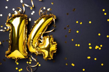 Altın folyo balon numarası, on dört numara. Doğum günü tebrik kartı, 14. yazı. Yıldönümü kutlaması. Pankart. Şık altın rakamlı, açık renkli, parlak, siyah arkaplan. Sayısal rakam.