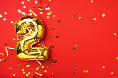Altın folyo balon numarası ve 2 haneli rakam. Doğum günü tebrik kartı. Yıldönümü kutlaması. Pankart. Uzayı kopyala Şık altın rakamlı, parlak parıltılı, kırmızı arkaplan. Sayısal rakam