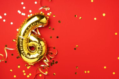 Altın folyo balon numarası ve altı haneli sayı. Doğum günü tebrik kartı. Yıldönümü kutlaması. Pankart. Uzayı kopyala Şık altın rakamlı, parlak parıltılı, kırmızı arkaplan. Sayısal rakam