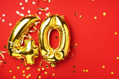 Altın folyo balon numarası, kırk basamaklı. Doğum günü tebrik kartında 40 yazılıydı. Yıldönümü kutlaması. Pankart. Altın rakamlı, kırmızı arkaplan. Sayısal rakam, parlak parlak parıltı
