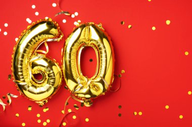 Altın folyo balon numarası, altmış basamaklı. Altmış yazılı doğum günü tebrik kartı. Yıldönümü kutlaması. Pankart. Altın rakamlı, kırmızı arkaplan. Sayısal rakam, parlak parlak parıltı