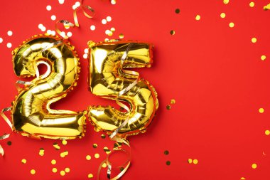 Altın folyo balon numarası, rakam 25. Üzerinde 25 yazan doğum günü tebrik kartı. Yıldönümü kutlaması. Pankart. Altın rakamlı, kırmızı arkaplan. Sayısal rakam, parlak parlak parıltı.