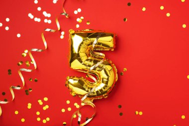 Altın folyo balon numarası ve rakam 5-5. Doğum günü tebrik kartı. Yıldönümü kutlaması. Pankart. Uzayı kopyala Şık altın rakamlı, parlak parıltılı, kırmızı arkaplan. Sayısal rakam