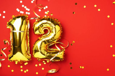 Altın folyo balon numarası, on bir numara. Doğum günü tebrik kartı, 11. yazı. Yıldönümü kutlaması. Pankart. Şık altın rakamlı, parlak parıltılı, kırmızı arkaplan. Sayısal rakam.