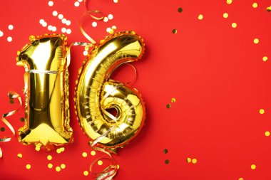 Altın folyo balon numarası, sayı 16. Doğum günü tebrik kartı, 16. yazı. Yıldönümü kutlaması. Pankart. Şık altın rakamlı, parlak parıltılı, kırmızı arkaplan. Sayısal rakam.