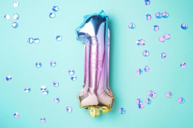 Yaratıcı düzen. Gökkuşağı folyo balon numarası ve rakam bir bir bir. Doğum günü tebrik kartı. Yıldönümü konsepti. Üst Manzara. Uzayı kopyala Mavi arkaplan üzerinde renkli sayılar. Sayısal rakam.