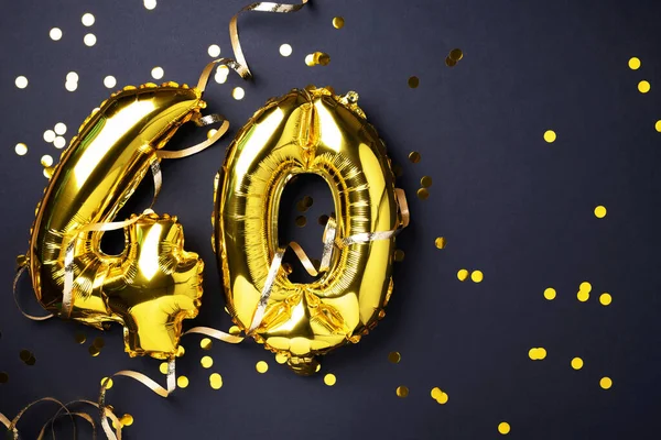 Altın folyo balon numarası, kırk basamaklı. Doğum günü tebrik kartında 40 yazılıydı. Yıldönümü kutlaması. Pankart. Altın rakamlı, siyah arkaplan. Sayısal rakam, ışık bokeh, parıltı
