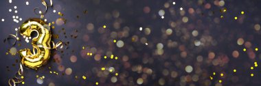 Altın folyo balon numarası ve 3 haneli rakam. Doğum günü tebrik kartı. Yıldönümü kutlaması. Pankart. Uzayı kopyala Şık altın rakamlı, açık renkli, parlak, siyah arkaplan. Sayısal rakam