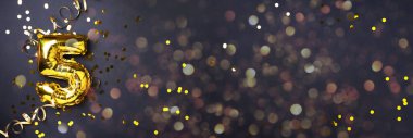 Altın folyo balon numarası ve rakam 5-5. Doğum günü tebrik kartı. Yıldönümü kutlaması. Pankart. Uzayı kopyala Şık altın rakamlı, açık renkli, parlak, siyah arkaplan. Sayısal rakam