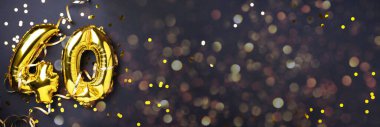 Altın folyo balon numarası, kırk basamaklı. Doğum günü tebrik kartında 40 yazılıydı. Yıldönümü kutlaması. Pankart. Altın rakamlı, siyah arkaplan. Sayısal rakam, ışık bokeh, parıltı