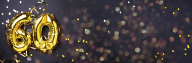 Altın folyo balon numarası, altmış basamaklı. Altmış yazılı doğum günü tebrik kartı. Yıldönümü kutlaması. Pankart. Altın rakamlı, siyah arkaplan. Sayısal rakam, ışık bokeh, parıltı