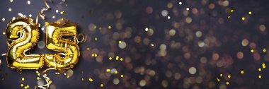 Altın folyo balon numarası, rakam 25. Üzerinde 25 yazan doğum günü tebrik kartı. Yıldönümü kutlaması. Pankart. Altın rakamlı, siyah arkaplan. Sayısal rakam, ışık bokeh, parıltı.