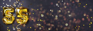 Altın folyo balon numarası, doksan beş. Doğum günü tebrik kartında 95 yazılıydı. Yıldönümü kutlaması. Pankart. Altın rakamlı, siyah arkaplan. Sayısal rakam, ışık bokeh, parıltı.