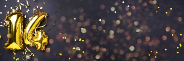 Altın folyo balon numarası, on dört numara. Doğum günü tebrik kartı, 14. yazı. Yıldönümü kutlaması. Pankart. Şık altın rakamlı, açık renkli, parlak, siyah arkaplan. Sayısal rakam.