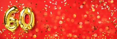 Altın folyo balon numarası, altmış basamaklı. Altmış yazılı doğum günü tebrik kartı. Yıldönümü kutlaması. Pankart. Altın rakamlı, kırmızı arkaplan. Sayısal rakam, ışık bokeh, parıltı