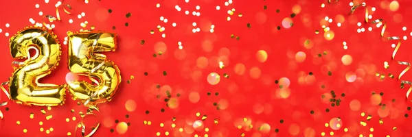 Altın folyo balon numarası, rakam 25. Üzerinde 25 yazan doğum günü tebrik kartı. Yıldönümü kutlaması. Pankart. Altın rakamlı, kırmızı arkaplan. Sayısal rakam, ışık bokeh, parıltı.