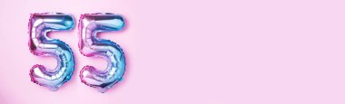 Gökkuşağı folyo balon numarası, doksan beş. Doğum günü tebrik kartında 95 yazılıydı. Yıldönümü konsepti. Üst Manzara. Pembe arka planda renkli sayı. Sayısal rakam, kutlama etkinliği.