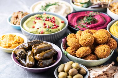 Akdeniz aperatif konsepti. Geleneksel Arap yemekleri. Pide, zeytin, humus, dolma dolma, falafel köftesi, turşu, babaganush, sebze, nar, patlıcan.