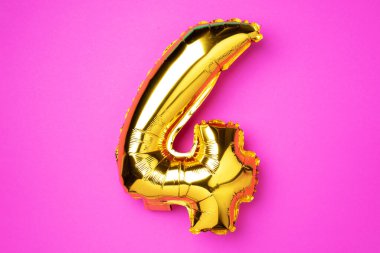 Yaratıcı düzen. Altın folyo balon numarası ve 4 haneli rakam. Doğum günü tebrik kartı. Yıldönümü konsepti. Üst Manzara. Uzayı kopyala Pembe arka planda zarif altın rakamı. Sayısal rakam