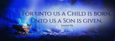 Hristiyan Noel ve Paskalya konsepti. İsa 'nın doğumu, ölümü, dirilişi. Ahşap ahşap ahır, doğum sahnesi, arka planda üç haç. İsa mevsim sebebidir. Kurtuluş, Mesih, Emmanuel.