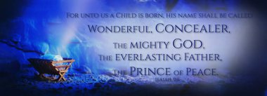 Hristiyan Noel ve Paskalya konsepti. İsa 'nın doğumu, ölümü, dirilişi. Ahşap ahşap ahır, doğum sahnesi, arka planda üç haç. İsa mevsim sebebidir. Kurtuluş, Mesih, Emmanuel.