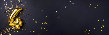 Altın folyo balon numarası ve 4 haneli rakam. Doğum günü tebrik kartı. Yıldönümü kutlaması. Pankart. Uzayı kopyala Şık altın rakamlı, açık renkli, parlak, siyah arkaplan. Sayısal rakam