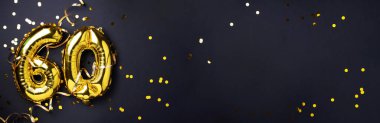 Altın folyo balon numarası, altmış basamaklı. Altmış yazılı doğum günü tebrik kartı. Yıldönümü kutlaması. Pankart. Altın rakamlı, siyah arkaplan. Sayısal rakam, ışık bokeh, parıltı