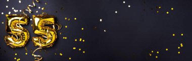 Altın folyo balon numarası, doksan beş. Doğum günü tebrik kartında 95 yazılıydı. Yıldönümü kutlaması. Pankart. Altın rakamlı, siyah arkaplan. Sayısal rakam, ışık bokeh, parıltı.