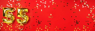 Altın folyo balon numarası, doksan beş. Doğum günü tebrik kartında 95 yazılıydı. Yıldönümü kutlaması. Pankart. Altın rakamlı, kırmızı arkaplan. Sayısal rakam, ışık bokeh, parıltı.