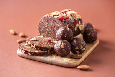 Çeşitli el yapımı çikolata, kakao vejetaryen tatlı tatlı, tahtadan yapılmış enerji topları. Sağlıklı çiğ vejetaryen tatlıları. Şekersiz, glütensiz, laktozsuz.
