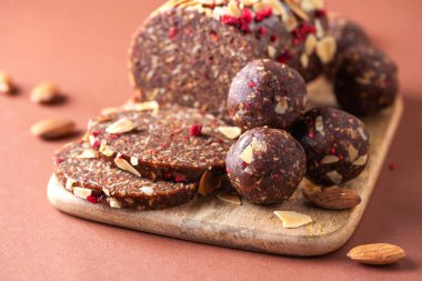 Çeşitli el yapımı çikolata, kakao vejetaryen tatlı tatlı, tahtadan yapılmış enerji topları. Sağlıklı çiğ vejetaryen tatlıları. Şekersiz, glütensiz, laktozsuz.