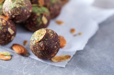 Kurutulmuş meyve ve fındıklı ev yapımı vejetaryen çikolatalı trüf mantarları ahşap arka planda karıştırılır. Sağlıklı tatlılar. Enerji vejetaryen topları, hurma, kakao ve badem gevrekleri..